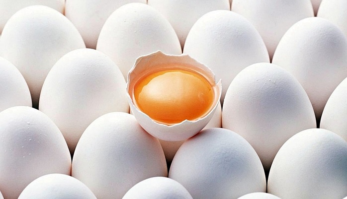 Разница между яйцами с желтками разного цвета и польза желтка для организма